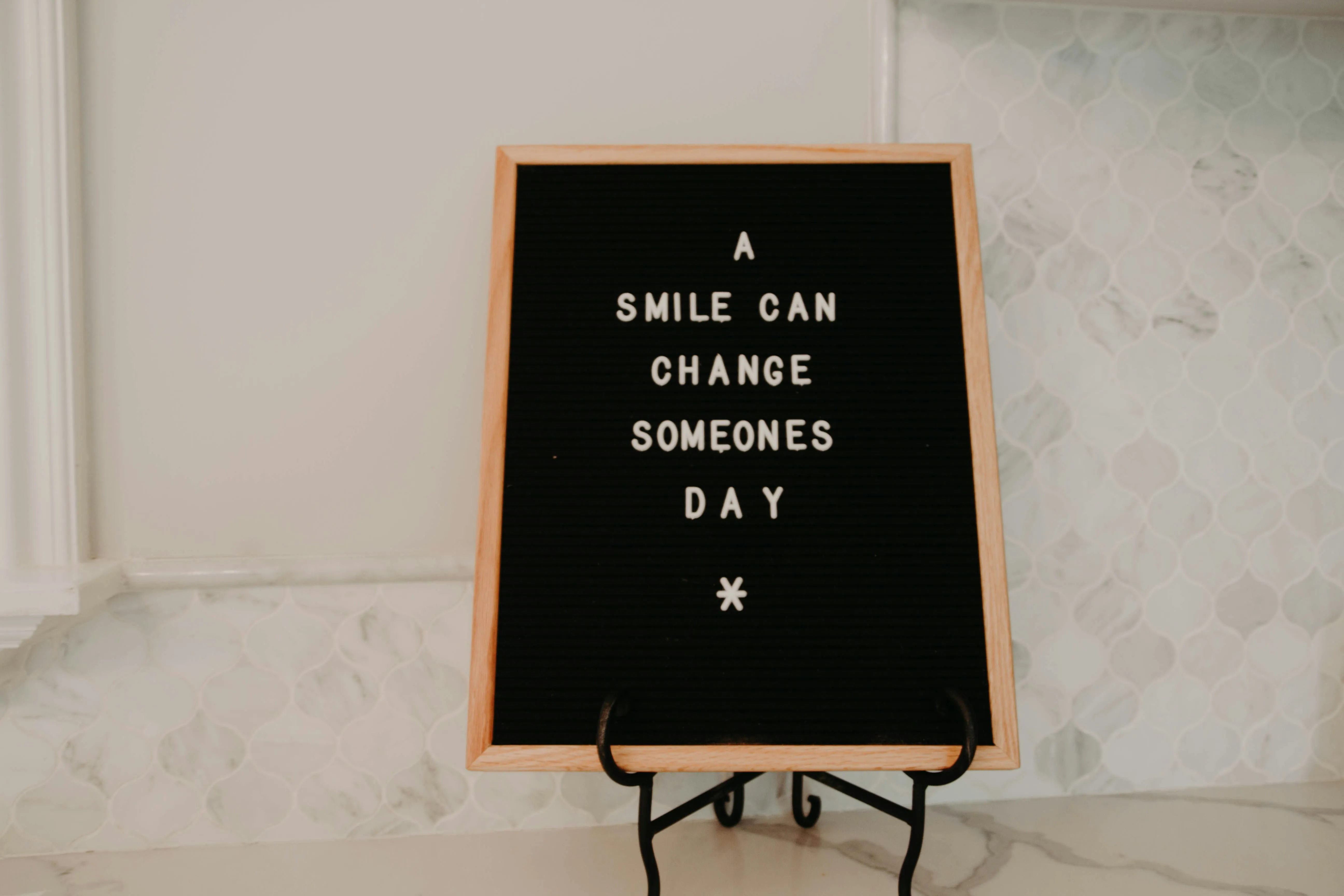 letters saying: a smile can change a day